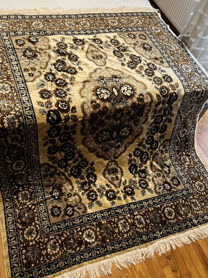 Wool rug like new, very soft and washable