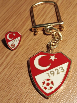 Keychain and pin commemorating the founding of the Turkish Football Union 1923