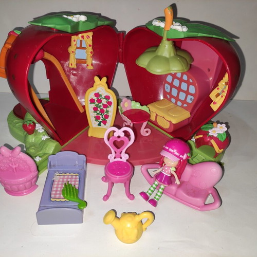 Vnt Strawberry dollhouse and wardrobe with clothes and accessories used, set