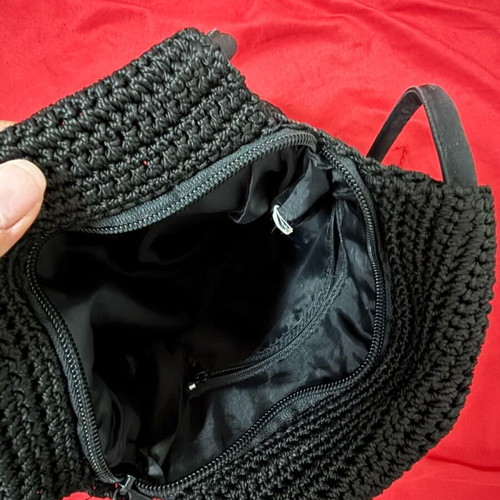 Knitted shoulder bag used with bead design black