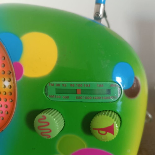 Vintage portable Pop Art AM/FM radio like new