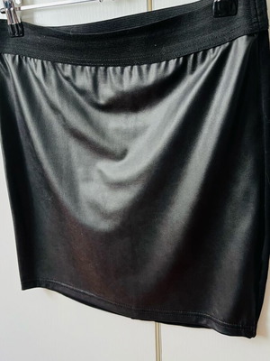 Mini black skirt half leather half lycra like new, size S/M
