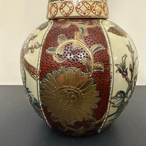 Satsuma vase with lid like new with handmade embossed painting