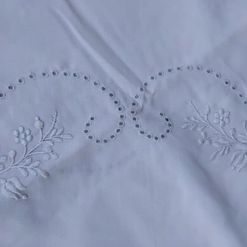 Rotonda set with hand-embroidered napkins like new