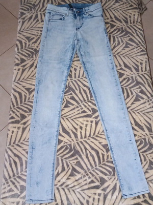 H&M Women's Blue Faded Jeans Size Small Like New
