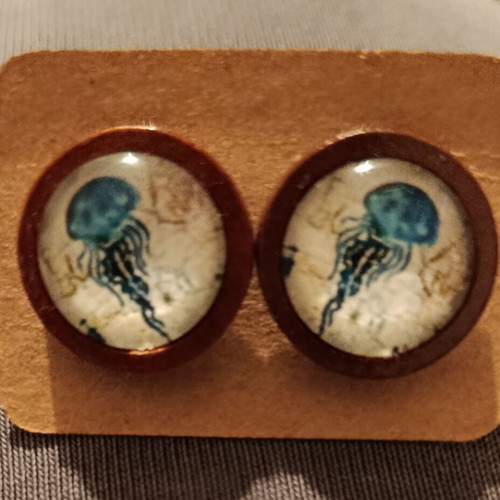 Wooden stud earrings like new, brown multicolor