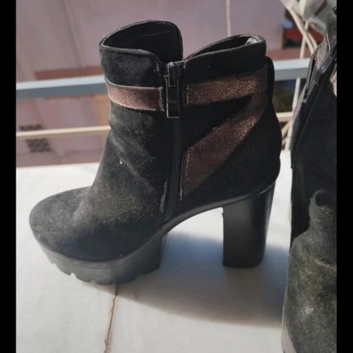 Booties size 39 like new, black with thick heel and platform