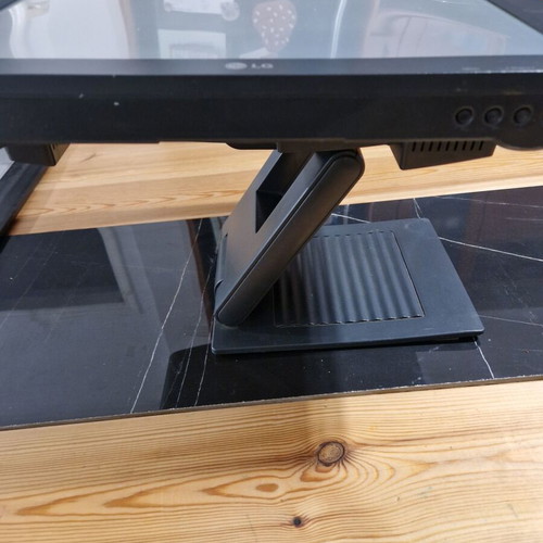 Οθόνη αφής LG Flatron L1730SFN 17 ιντσών σαν καινούργια, περιστρεφόμενη