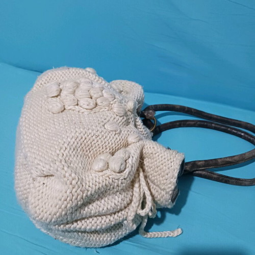 Knitted shoulder bag like new, white, wool