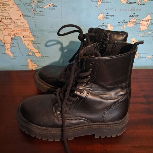 Zara boots size 34 with lug sole and zipper like new