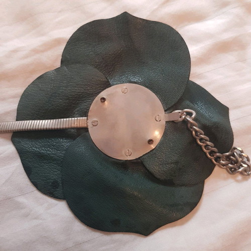 Leather bracelet like new with Swarovski stones green