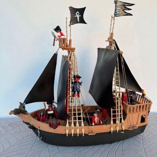 Playmobil pirate ship new with accessories 56x53x28 cm