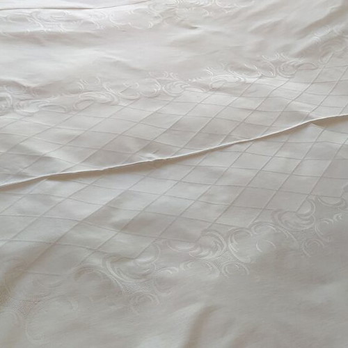 Damask tablecloth new with 6 gift napkins