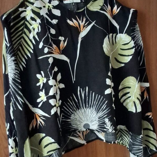 ALE top like new, asymmetric, size L, black with patterns