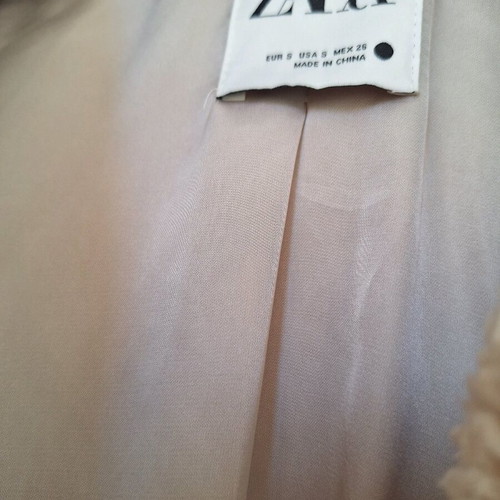 Zara short beige jacket like new with brown buttons and pockets