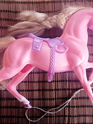 Set of 2 plastic horses pink and brown