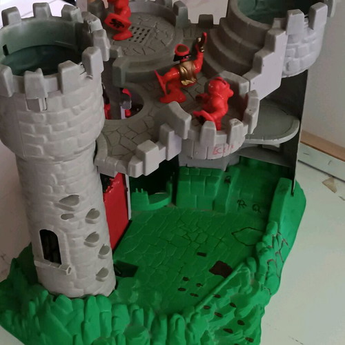 Fisher-Price castle with knights used, 7 figures