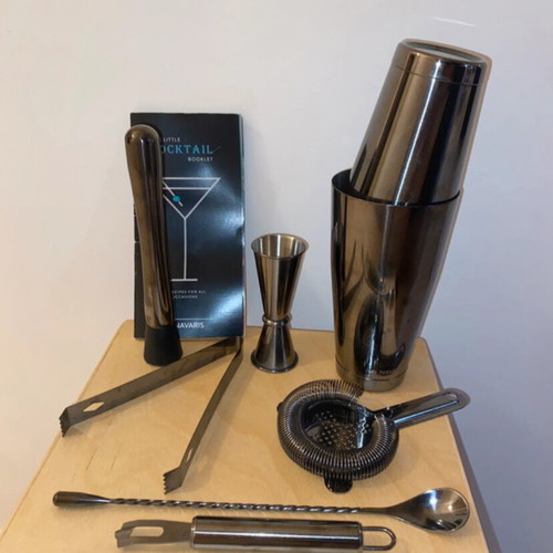 Navaris cocktail set like new with 7 accessories and recipe booklet
