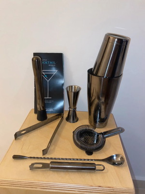 Navaris cocktail set like new with 7 accessories and recipe booklet