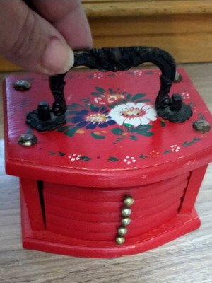 Vintage wooden box with 5 red coasters