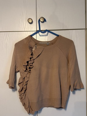 Zini knit top nude beige with ruffles and decorative zipper like new