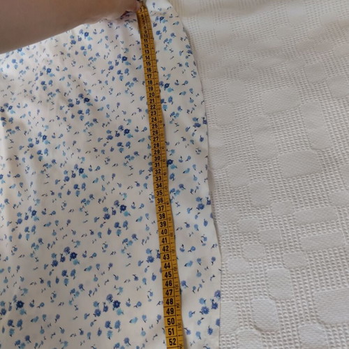 Skirt like new small medium floral white with blue flowers