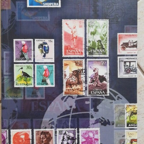 Stamp collection album like new with 13 full pages from various countries