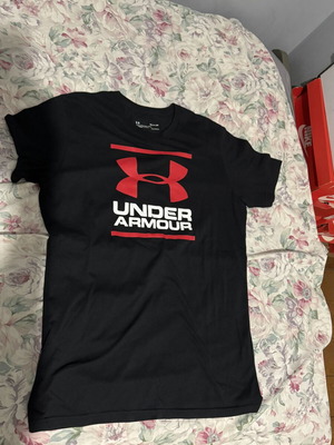 Under Armour Tshirt σαν καινούργιο, μέγεθος S, μαύρο και κόκκινο