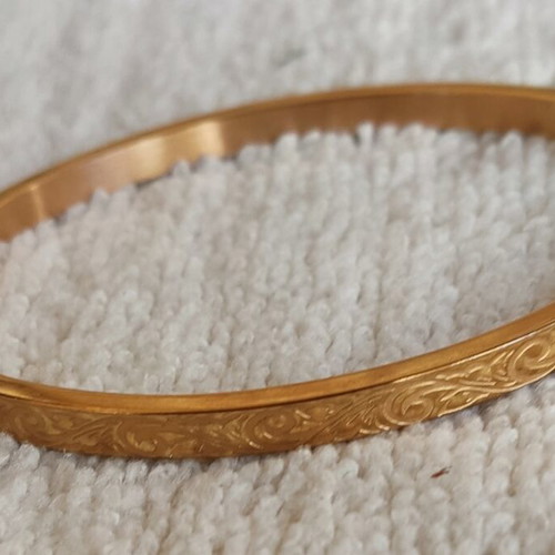 Gold plated stainless steel bangle in rose gold like new, hinged