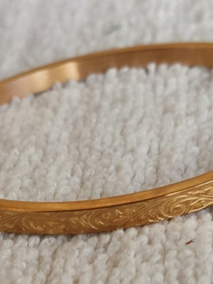 Gold plated stainless steel bangle in rose gold like new, hinged