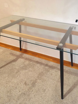Glass dining table for 4-6 people like new with wood and metal support