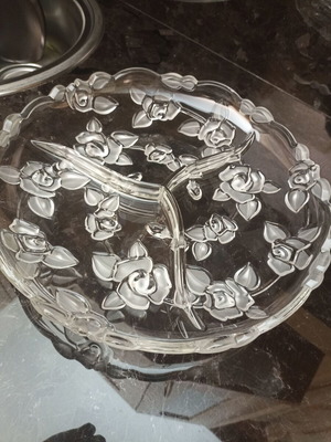 Glass serving platter with rose designs like new, 33 cm diameter