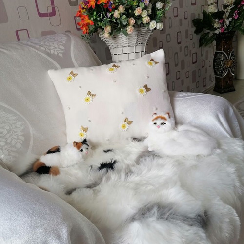White Polar Pillow with Daisies and Pearls 40x40 cm without Filling