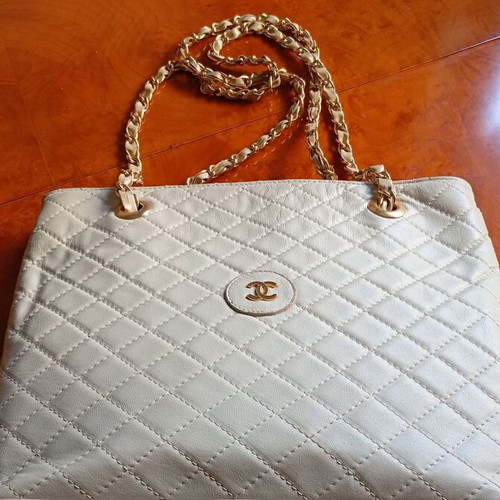 Leather shoulder bag, ivory, gold chain strap