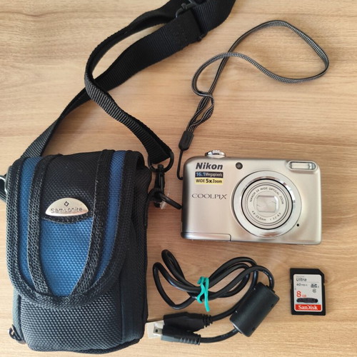 Nikon COOLPIX A10 digital camera like new with accessories