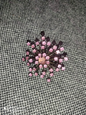 Vintage pin with pink stones like new