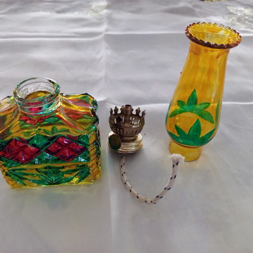 Vintage glass oil lamp with colorful embossed glass like new