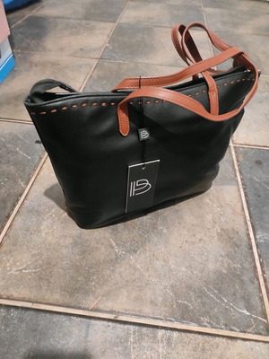 Γυναικεία τσάντα ώμου Bartuggi καινούργια, μαύρο και μπεζ