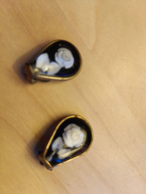 Vintage earrings used, black and white