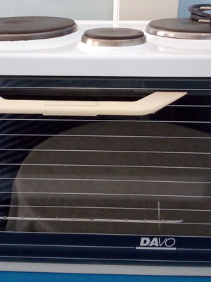 Davo oven with three hotplates used, includes tray and grill