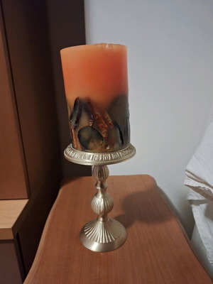 Brass candlesticks like new, set of 2 with candles