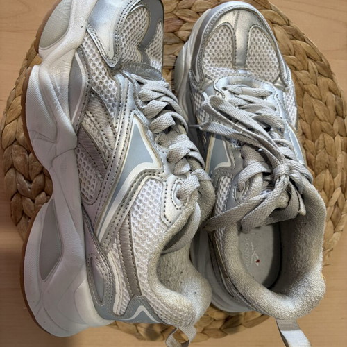 Reebok athletic shoes size 39 silver like new
