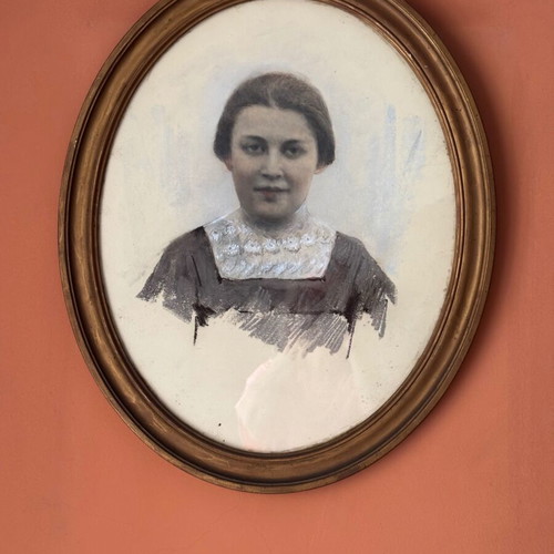 Old hand-painted photo in oval frame used, circa 1905