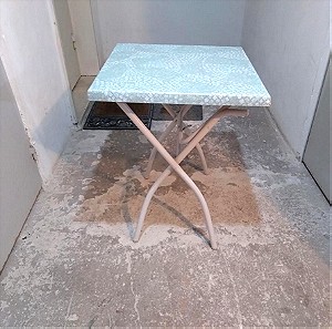 Τραπέζι Πτυσσόμενο  με μεταλλικά πόδια και επιφάνεια από γαλάζιο βακελίτη  πάχους 2,5 εκατ, διαστάσεων 60x60x75εκ