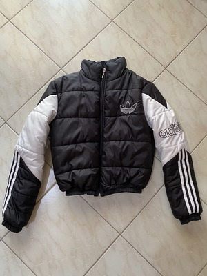 Adidas Originals γυναικείο φουσκωτό μπουφάν σε μαύρο και λευκό, μέγεθος S