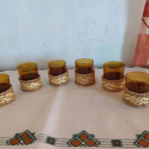 Set of 6 amber glass cups with woven baskets like new