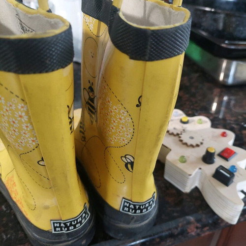 Children's rain boots like new, yellow with bee design, size 31