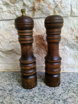Vintage wooden salt and pepper set, 18 cm height, new