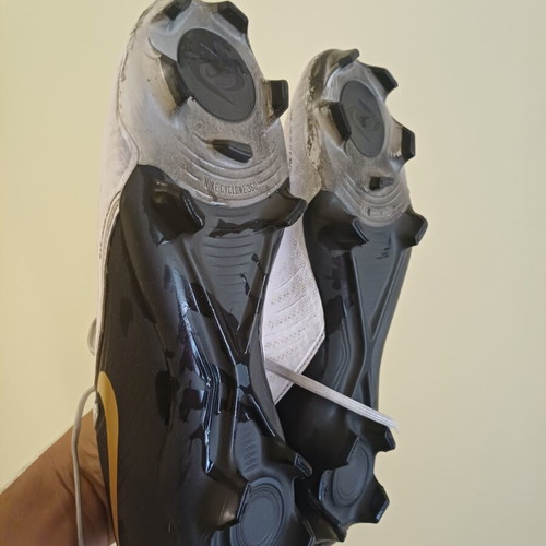 Nike Phantom football boots like new, size 42.5, black and white