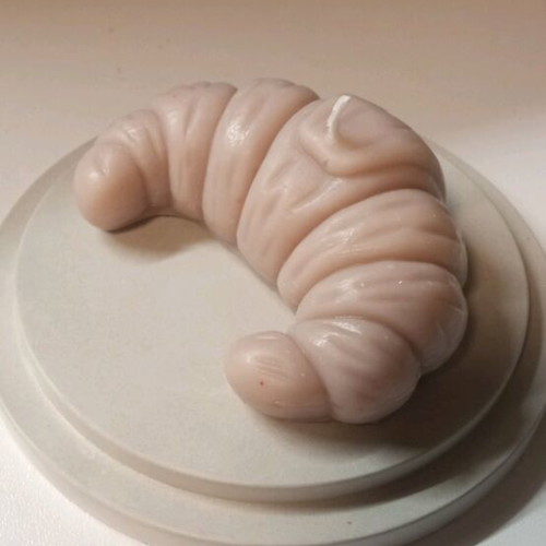 Croissant scented candle like new with black vanilla and emberwood aroma